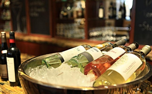 結婚一桌放幾瓶紅酒和白酒 婚宴喝不完的紅酒怎么辦