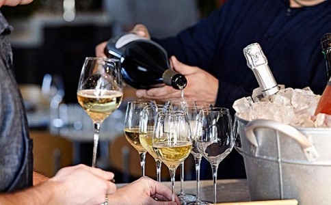 重慶酒水批發市場地址飲料經銷商批發電話配送